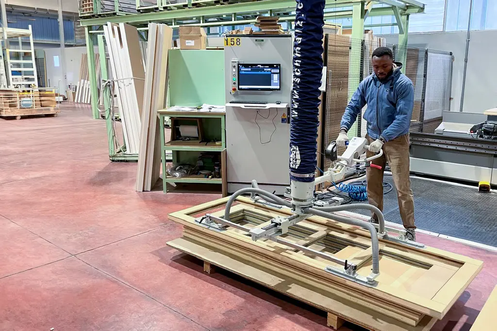 Vacuum Lifter Optimizes Door Handling at Agoprofil